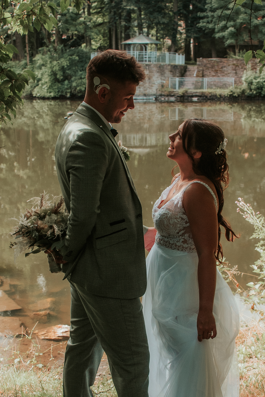 Nahes emotionales Hochzeitsfoto