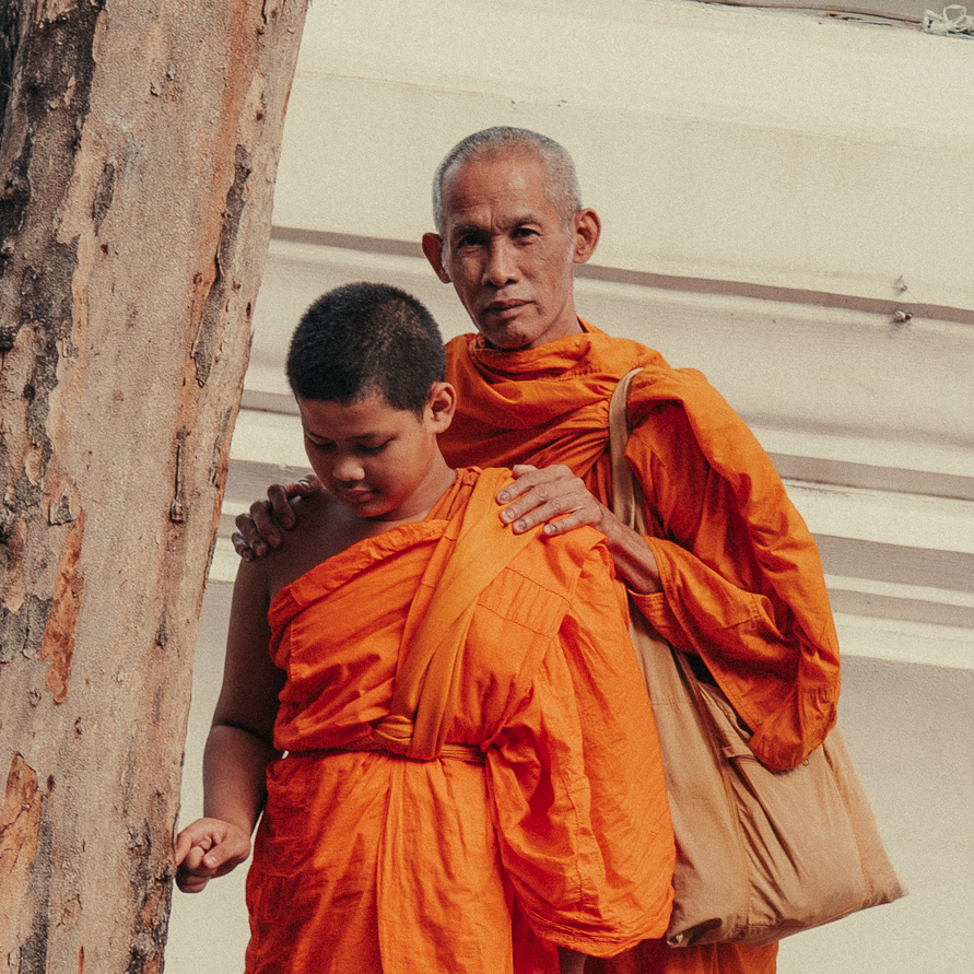 Tha Prachan Amulet Market Bangkok mit Mönchen