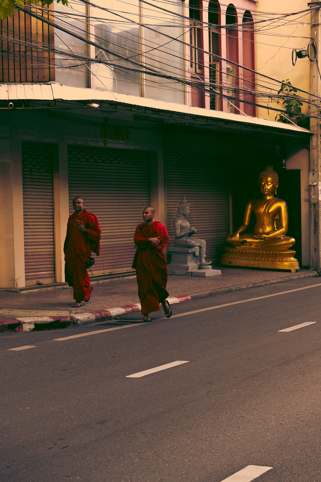 Goldene Buddha Statuen und Streetfotografie in Bangkok